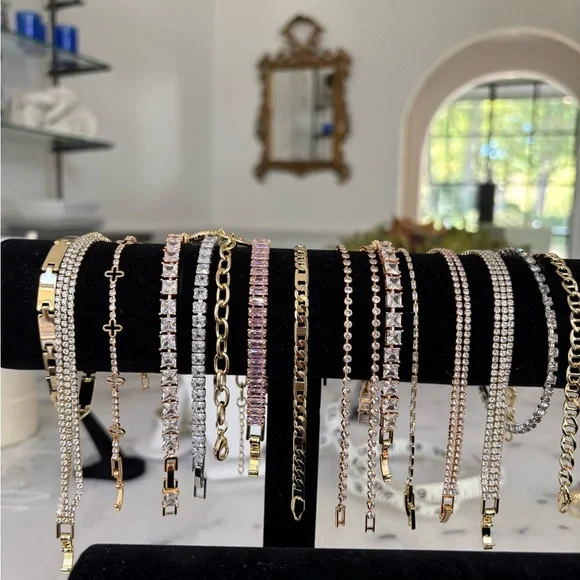 ✨New Rose gold-toned tennis bracelet crosses and cubic zirconia stones 7.5” 🎁